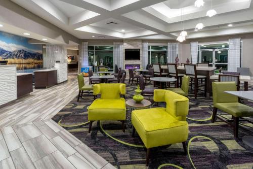 una sala de espera con sillas y mesas amarillas en La Quinta by Wyndham Denver Boulder - Louisville en Louisville