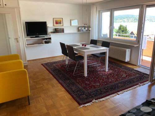 een woonkamer met een witte tafel en stoelen bij Ferienwohnung Grob "Seeblick" in Konstanz