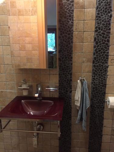卡瓦拉的住宿－Victoria’s，一间带红色水槽和镜子的浴室
