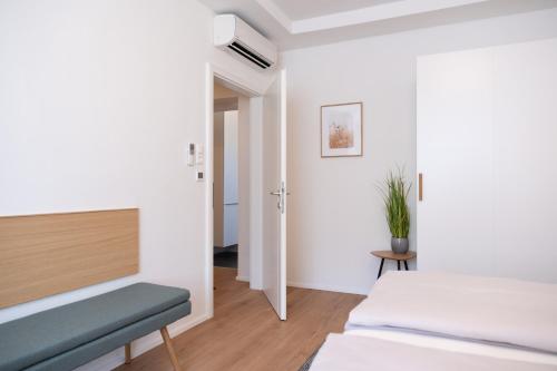 1 dormitorio con 2 camas y una planta sobre una mesa en MH Living - 5 - Scandinavian Living Dream in Center, en Graz