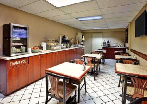 un restaurant avec des tables, des chaises et un comptoir dans l'établissement Quality Inn & Suites Somerset Downtown, à Somerset