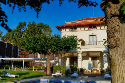 um edifício com uma piscina em frente em Hotel Arrey Alella em Alella