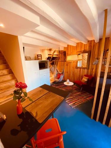 un salon avec une table et une cuisine dans l'établissement Refuge de Campagne 
