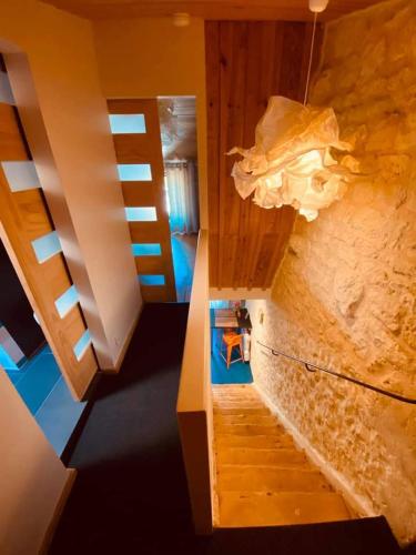 - une vue sur un escalier dans un bâtiment dans l'établissement Refuge de Campagne 