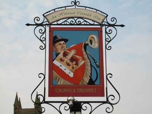 百老匯的住宿－Crown and Trumpet Inn，烟斗烟头的标志