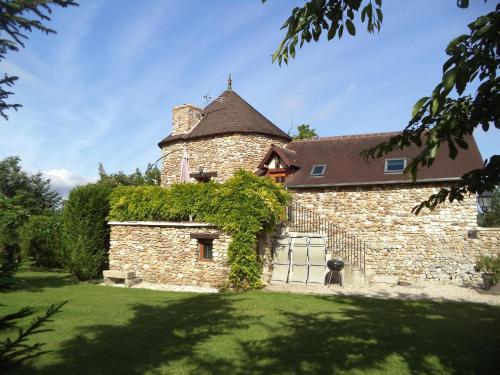 un antico edificio in pietra con tetto di Les Grandes Vignes a Saint-Étienne-sous-Bailleul