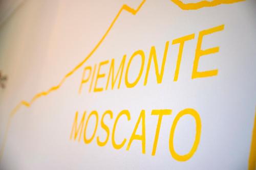 a sign with the words pennant noscena on a wall at Vino e Turismo in San Defedente di Cervasca
