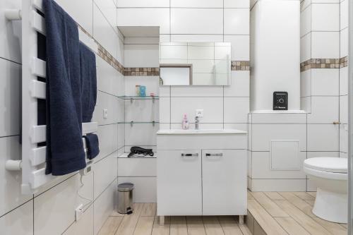 bagno bianco con lavandino e servizi igienici di Guest House Grimaldi a Nizza