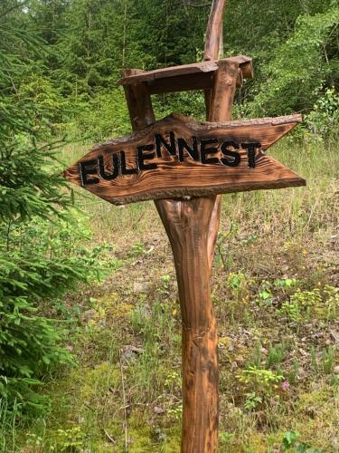 a wooden sign with the word wilderness written on it at Ferienwohnung Eulennest in Dippoldiswalde