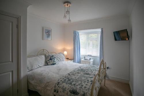 - une chambre avec un lit et une fenêtre dans l'établissement The Heather's Bed and Breakfast, à Christchurch