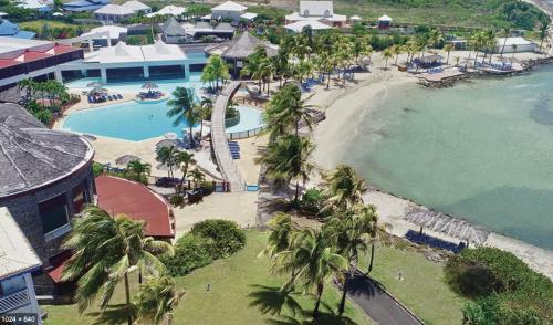 an aerial view of a resort with a pool and a beach at Ti Bel Soley climatisé vue mer avec réservoir d'eau in Saint-François