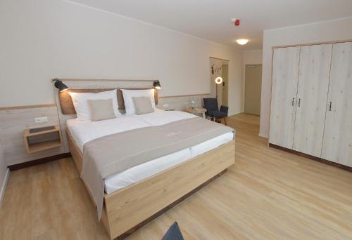 Postel nebo postele na pokoji v ubytování Hotel Alter Muschelsaal