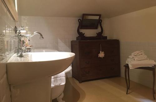 ein Badezimmer mit einem Waschbecken, einer Badewanne und einem Waschbecken in der Unterkunft Villa Della Certosa in Gambassi Terme