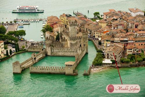 una vista aérea de un castillo en el agua en Hotel Grifone en Sirmione