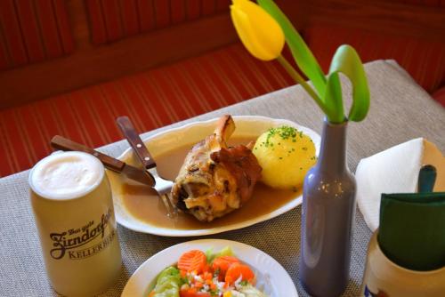 フェルブルクにあるHotel Gasthof Zum Löwenのテーブルの上に鶏肉と野菜が載った料理の皿