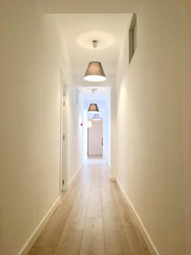an empty hallway with a door and a hallwayngth at El Hotelito 27 in Santa Cruz de la Palma