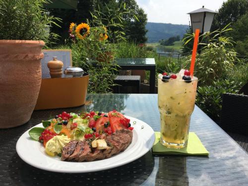 un plato de comida y una bebida en una mesa en Klostermühle Bursfelde en Hannoversch Münden
