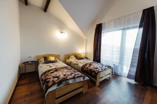 Ένα ή περισσότερα κρεβάτια σε δωμάτιο στο Pensiunea Casa Negrea
