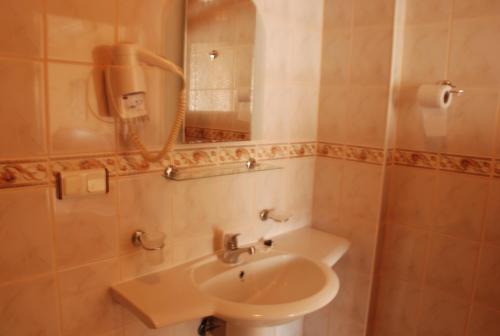 a bathroom with a sink and a mirror at Hotel Dönmez in Dalyan