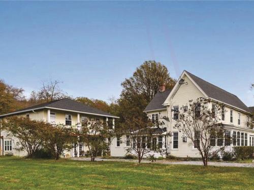 Biały dom i dom z ogródkiem w obiekcie Haven Point Inn w mieście Rock Hall