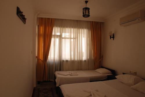 Un pat sau paturi într-o cameră la Hotel Dönmez