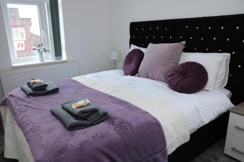 เตียงในห้องที่ Ideal Lodgings in Bury - Whitefield