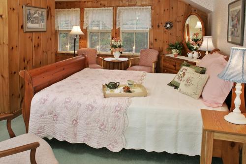 Un dormitorio con una cama grande y una bandeja. en Inn at Jackson, en Jackson