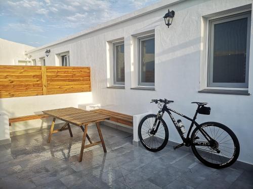 a bike parked next to a building with a bench at LA TRAMONTANA DEL SUR in Tarifa