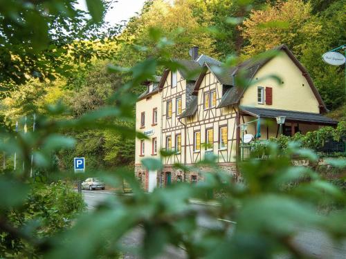a large house with a car parked in front of it at Boutique-Hotel Jungenwald in Traben-Trarbach