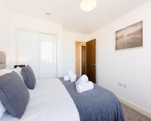 Un pat sau paturi într-o cameră la KCS Luxury Apartment - Broad Street Birmingham