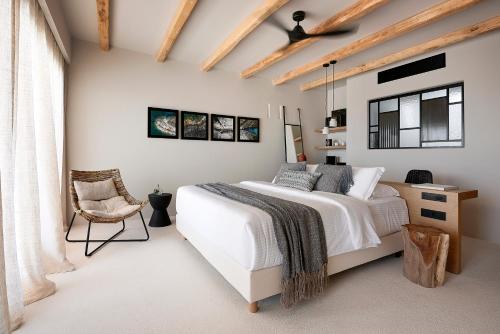 Ένα ή περισσότερα κρεβάτια σε δωμάτιο στο Cave Suites Milos