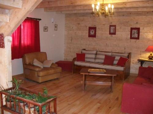 - un salon avec un canapé et une table dans l'établissement Ker Puigmal, à Saint-Pierre-dels-Forcats