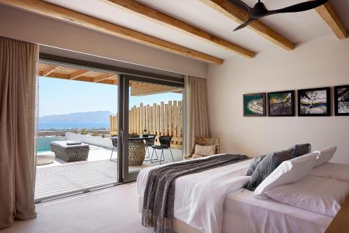 Postel nebo postele na pokoji v ubytování Cave Suites Milos