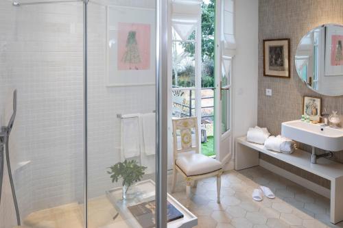 a bathroom with a shower and a sink at Le Clos de Villeroy in Mennecy