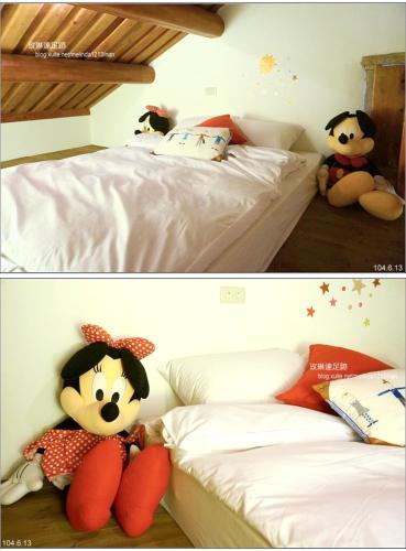 a bedroom with two beds with stuffed animals on them at 依山行館 浪漫恬靜的落腳處 in Jincheng