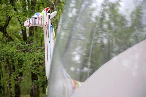 einem Schließen einer Plastikgiraffe aus einem Fenster in der Unterkunft Coeur de bull' in Cahuzac-sur-Vère