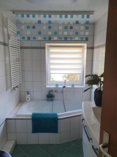 Anni's Waldblick في Burgstaedt: حمام مع حوض استحمام ونافذة
