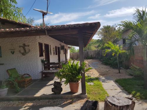 un patio di una casa con pergolato in legno di Pousada da Mamae a Barra Grande