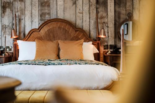 a bed with a wooden headboard in a room at Bear Of Burton in Christchurch