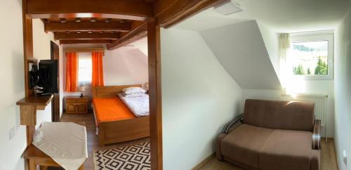 ein kleines Zimmer mit einem Bett und einem Stuhl in der Unterkunft Pensiunea Turistică Tihuța in Piatra Fântânele