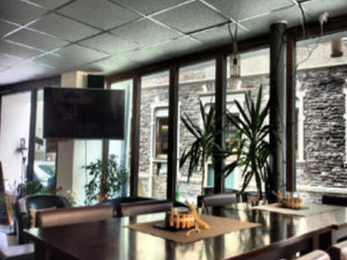 a conference room with a table and a potted plant at Weincafé Korkenzieher in Briedel