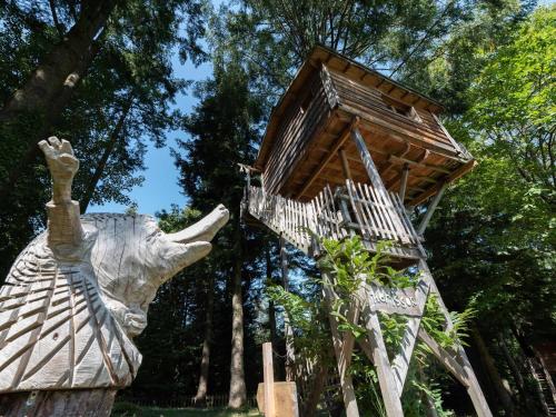 una statua di un elefante con una casa sull'albero di Les cabanes de Labrousse a Saint-Julien-Labrousse