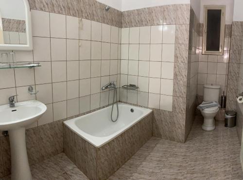 A bathroom at Ξενοδοχείο Acropol