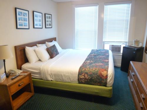 Una cama o camas en una habitación de Shoreham Oceanfront Hotel