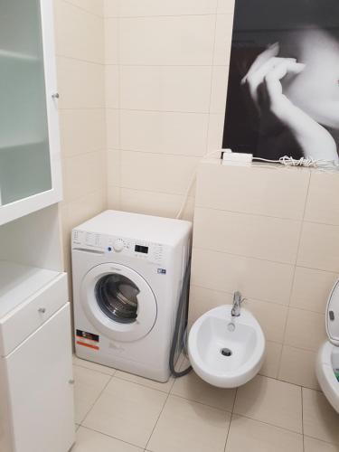 La salle de bains est pourvue d'un lave-linge et de toilettes. dans l'établissement Apartament Stegeo Tudor's Residence, à Mamaia