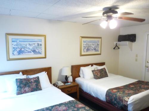 Una cama o camas en una habitación de Shoreham Oceanfront Hotel