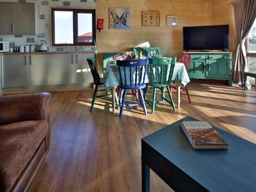 Lakeside Fishing Lodges في بوسطن: غرفة معيشة مع طاولة وكراسي ومطبخ