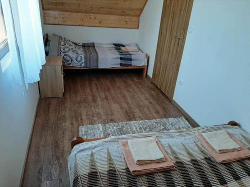 Ένα ή περισσότερα κρεβάτια σε δωμάτιο στο Apartman Šumska Tajna