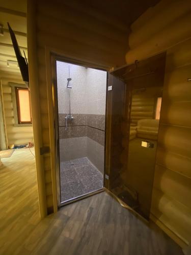 a glass door leading to a shower in a room at Villa Anna in Polyana