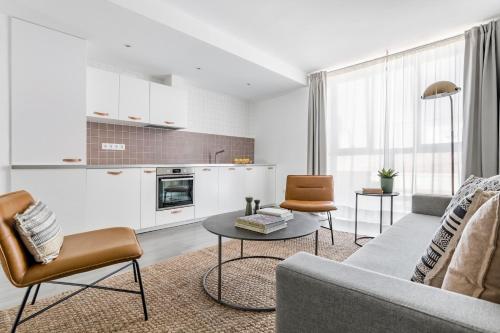 uma sala de estar com um sofá e uma mesa em Cool Apartments by Olala Homes em Madri